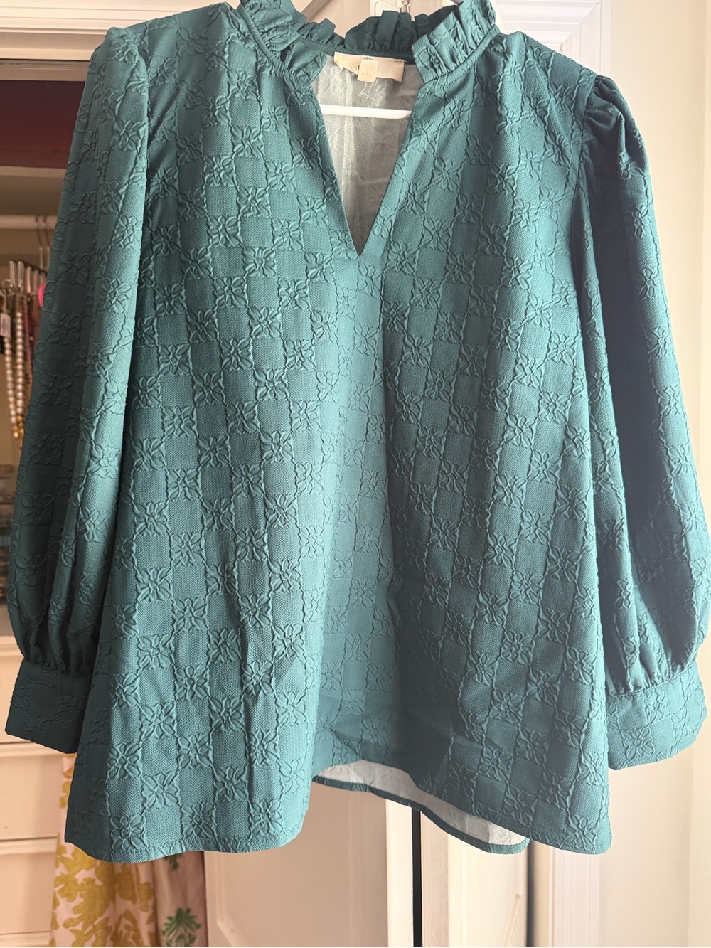 entro Forrest Gteen Textured V-Neck Puff-Sleeve Blouse Bust is 22”
